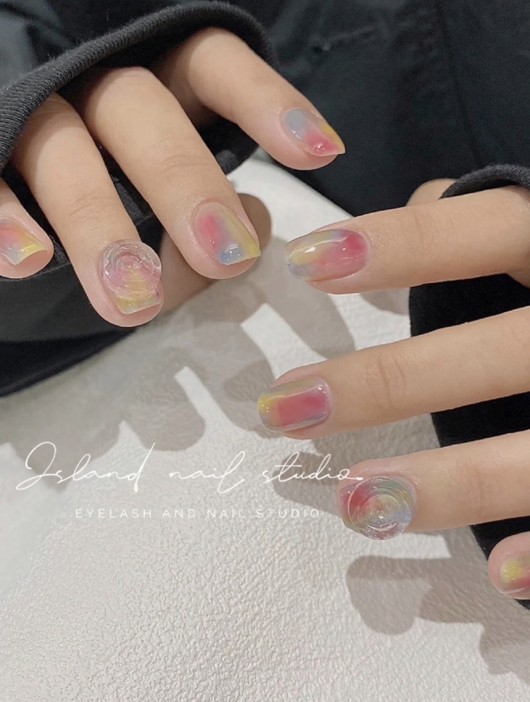 类似的晕染设计多以2至3色交叠而成～彩虹跳跳糖般的甜嫩色系，简单晕染不施加太多点缀品就非常仙气！是水灵灵的小姐姐即视感没错了～