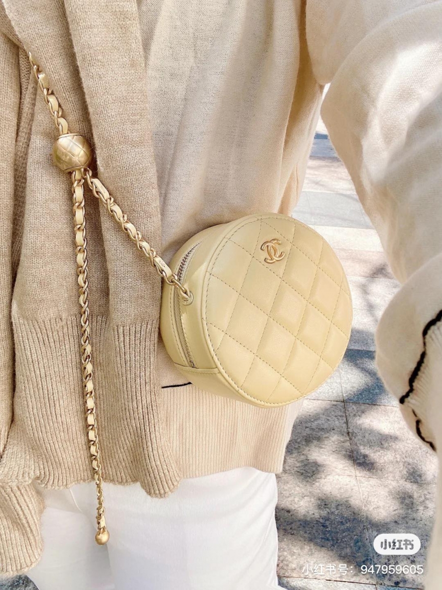 # 精品小圆包推荐 1 :CHANEL Round Clutch with Chain 金球系列小圆包 饱和度比较低、尽显柔美感的奶油黄色小圆包,此前在小红书掀起过一波超强热议!特别温柔的配色搭配高级感满满的香奈儿经典菱纹设计,相信即使没有特别热衷于奶油系配色的女生,也会被这咖小圆饼包包圈粉啊~
