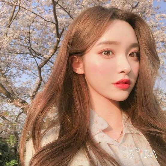 # 打造完美底妆STEP 3 :给底妆更添一抹好气色! 完成底妆后,也别忘了给两颊「画龙点睛」添一抹好气色~利用Gongjinhyang:Mi Liquid Blusher珊瑚粉色液态腮红提升全脸底妆的完整度。