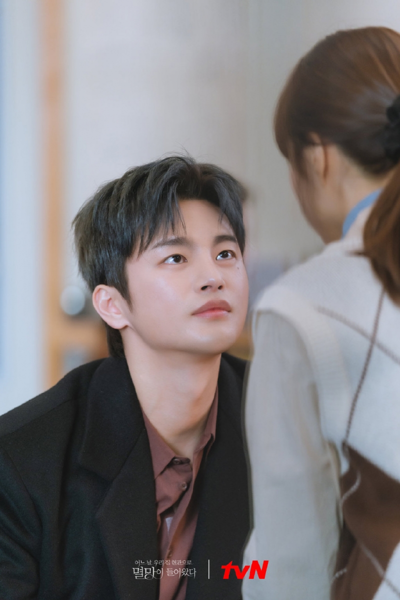 某天灭亡来到我家门前 | 豆瓣评分 7.9 徐仁国朴宝英主演的热播韩剧《某天灭亡来到我家门前》开播后收获不少好评、收视成绩非常棒!故事讲述介于人类与神之间的「灭亡」以及为了不消失签下生命合约东景,开启了致命限定100天的奇幻浪漫之旅。男女主演CP感超狂、奇幻剧情设定引人入胜、又甜又虐的主线剧情超级上头,感觉注定会BE的俩人之间会迎来什么发展?大家一起入坑追看下去吧!