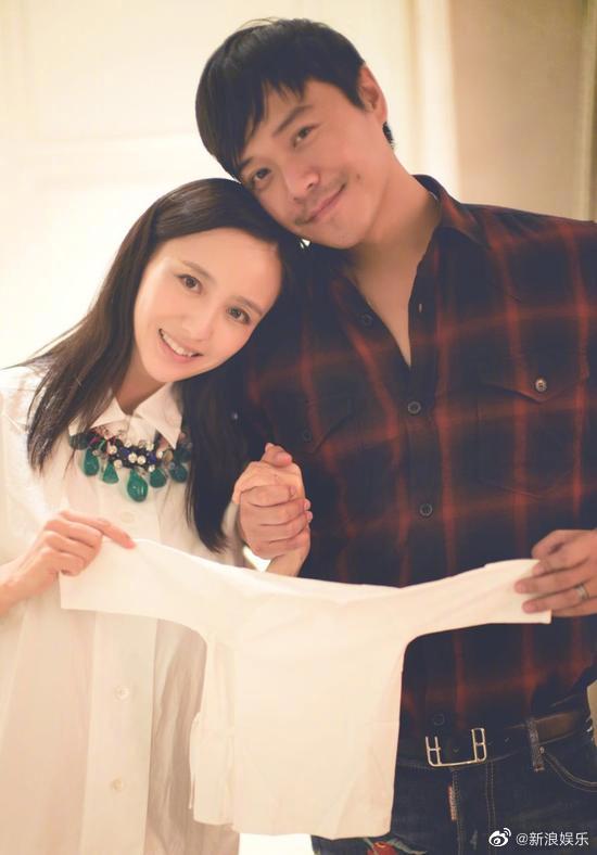 陈思诚曾被曝出轨与两女过夜? 佟丽娅陈思诚于2010年合作《北京爱情故事》后擦出爱火,2014年1月步入婚姻、2016年宣布家长迎来新成员儿子朵朵。然而2017年陈思诚被爆料和两女过夜,而后佟丽娅并未如过往站出来为丈夫辟谣,仅在朋友圈晒儿子照片写到:重新开始,丫丫(佟丽娅小名)加油!