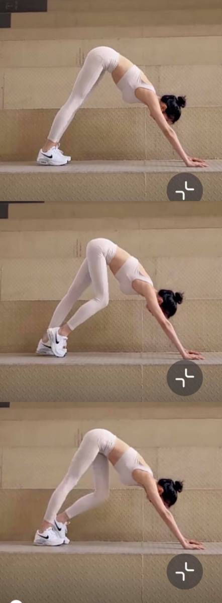 3、动态下犬式:坚持20秒为一组,伸展小腿后侧。