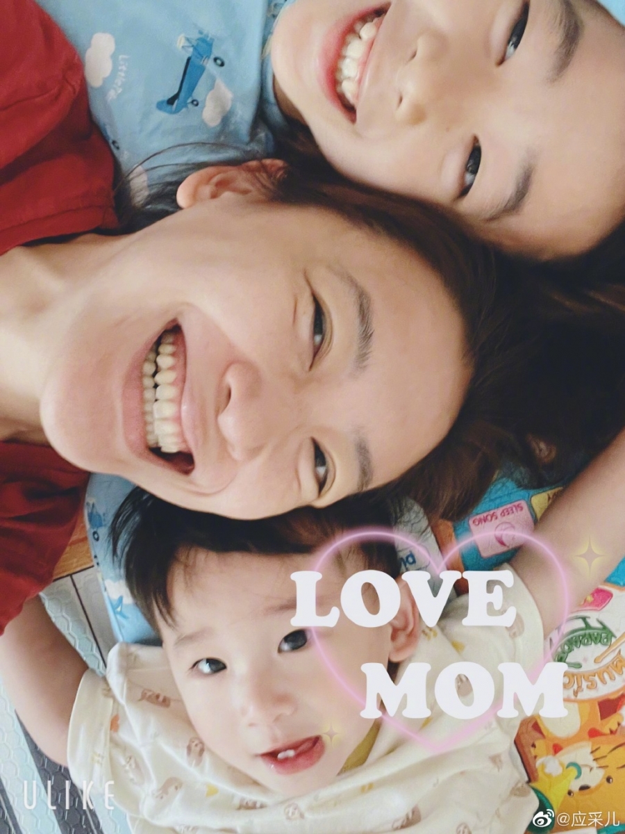 # Jasper 样子完全是陈小春模子印出来般的Jasper,在录制《爸爸去哪儿》时特别暖心懂事,圈尽不少姐姐粉、姨母粉的心!妈妈应采儿不时会分享家庭生活日常,已经成为大哥哥、上了小学的Jasper十分乖巧,还会帮助照顾弟弟Hoho呢~
