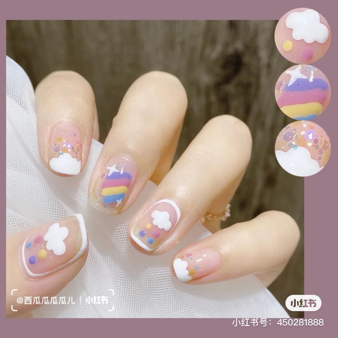彩色系 · 晶莹清透系美甲 Blackpink Rosé、泫雅带起的童趣感元素美甲风潮，彩色点缀搭配清透甜糯的底色，减龄少女感MAX！虽然融入的色彩元素很多但依然很百搭，是本季超不NG的美甲款式哦～