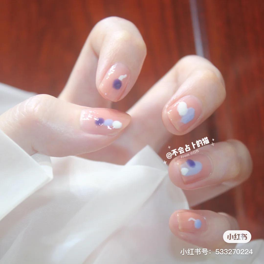 彩色系 · 晶莹清透系美甲 Blackpink Rosé、泫雅带起的童趣感元素美甲风潮，彩色点缀搭配清透甜糯的底色，减龄少女感MAX！虽然融入的色彩元素很多但依然很百搭，是本季超不NG的美甲款式哦～