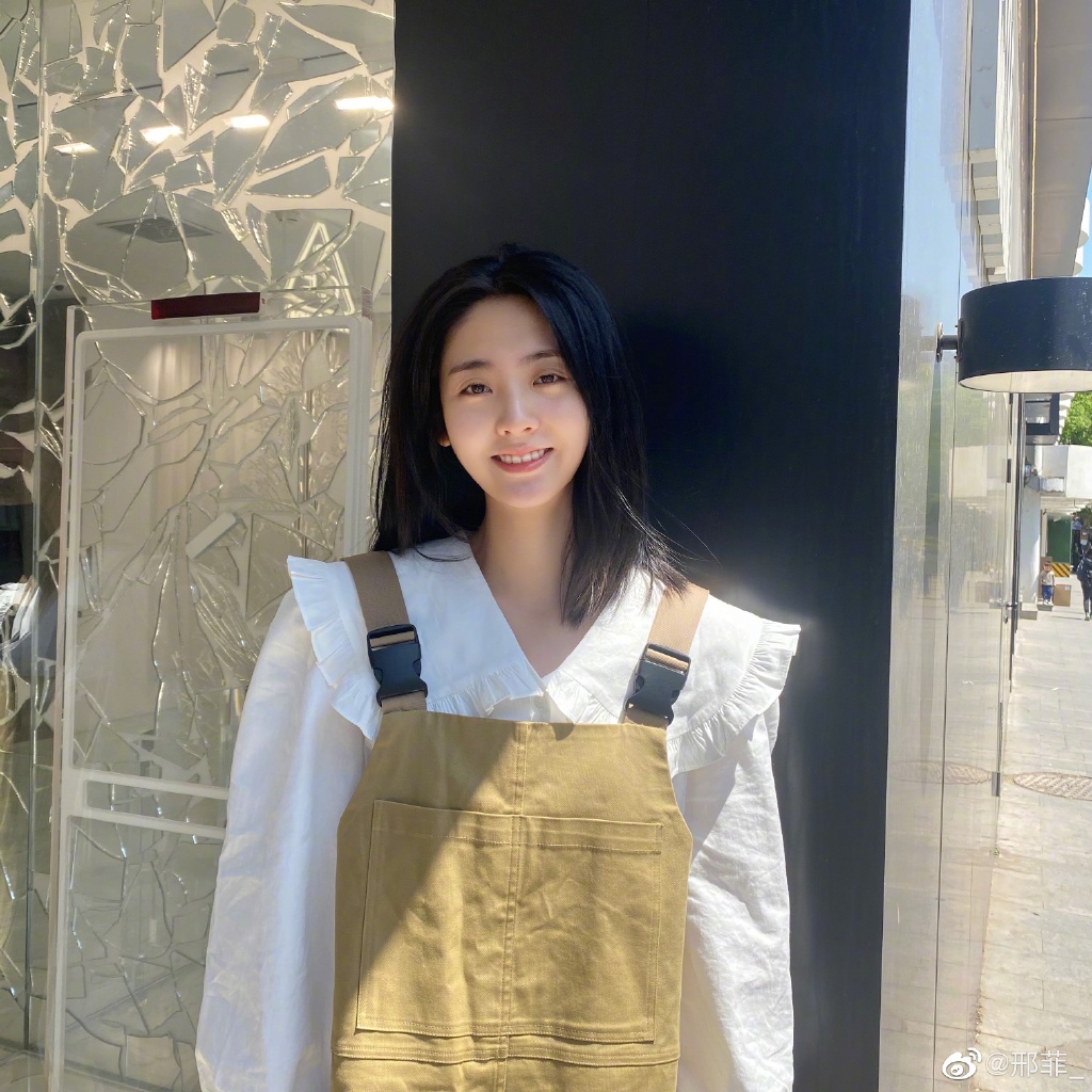 # 饭后靠墙站非常有用！ 另外她也建议想瘦身成功的女生们，养成「饭后靠墙站至少30分钟」的习惯，避免脂肪囤积在下半身、促进良好消化代谢之余，对于体态和提升气质都有一定程度的帮助！