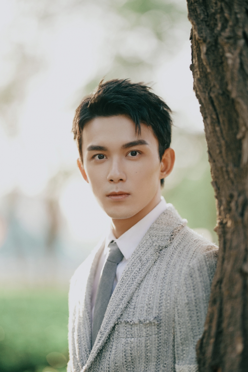 吴磊 赶上90后末班车的吴磊1999年生,6岁起就以童星身份出演过不少影视作品,是公认非常有潜力、演技天赋很强的青年演员。近期在《长歌行》中的表现也非常优秀,虽然和迪丽热巴真实年龄相差7岁,但CP感完全没有被影响~