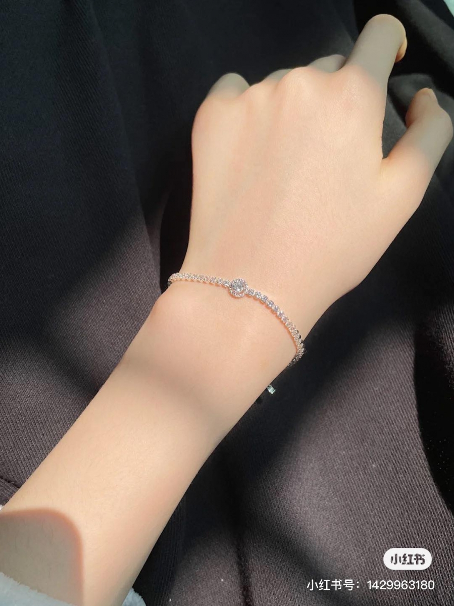 Pandora 锆石手链 Sparkling Halo Tennis Bracelet 细致精美的设计被博主们称为「看起来平平无奇,戴起来美炸天」!闪亮的锆石并排串在一起,上手佩戴非常显胳膊细。