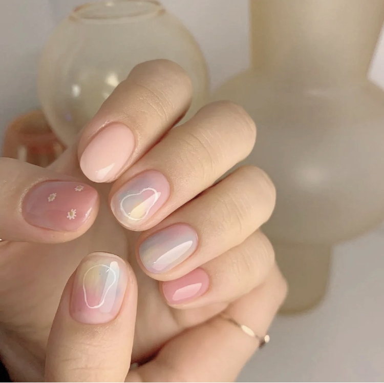 类似的晕染设计多以2至3色交叠而成～彩虹跳跳糖般的甜嫩色系，简单晕染不施加太多点缀品就非常仙气！是水灵灵的小姐姐即视感没错了～