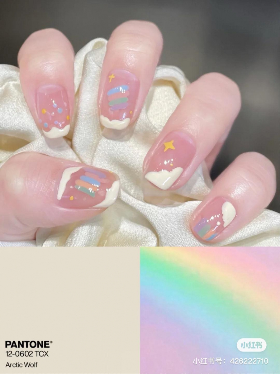 彩色系 · 晶莹清透系美甲 Blackpink Rosé、泫雅带起的童趣感元素美甲风潮，彩色点缀搭配清透甜糯的底色，减龄少女感MAX！虽然融入的色彩元素很多但依然很百搭，是本季超不NG的美甲款式哦～