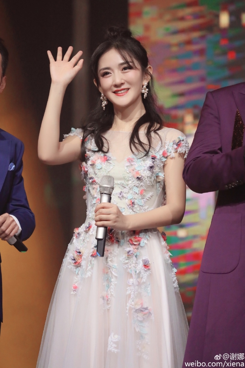 大黑牛李晨一早便给好友娜娜留言送祝福、王祖蓝称娜娜为太阳女神为她庆生；后辈丁程鑫、徐浩、沈凌等人也在谢娜微博底下留言，祝贺她生辰愉快、快乐常伴。