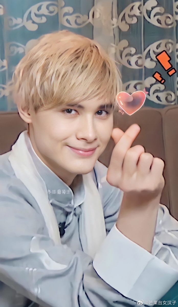 而且实火的利老师不仅被北京师大用来当思修课案例讨论,还登上澳大利亚新闻节目,英国卫报、法新社、央媒CGTN俄语频道、美国华盛顿邮报等媒体报导。正当各大新闻媒体平台争相报道他这位「奇男子」的当儿,利老师在北京三里屯街头,享受空气中满满的Freedom气息悠闲逛街... ? 热搜遍布全网的同时,他本人依然无影无踪~ “红而不自知” 笑疯大票网民!