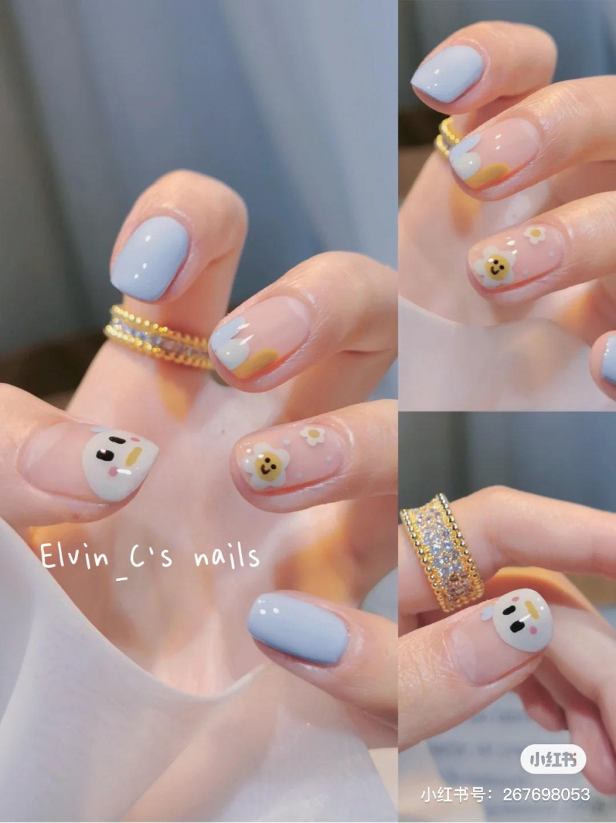 萌趣卡通系 · 晶莹清透系美甲 专属春夏季的清甜底色，搭配萌趣卡通、小花/水果元素瞬间可爱感炸裂！十指跳色不重样设计更添俏皮感，宝宝云朵蓝色系、柔嫩粉色系、梦幻香芋紫色系、百搭卡其色系都是很夯的选项～