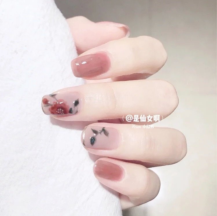 晶莹清透系美甲也可以试试融入花卉元素！尽显温柔优雅气质的细致花卉彩绘，搭配水透感的肉粉色、玫瑰色、豆沙色上手还非常显白～