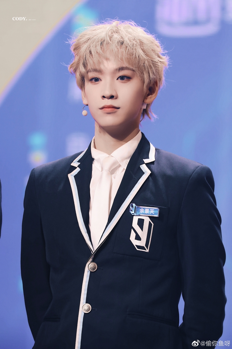 《青春有你3》原定于5月8日迎来成团夜,然而决赛前夕突爆余景天父母、持双国籍事件,最终余景天方以健康为由退赛;后节目陆续被曝出打投倒奶风波,不仅在网上掀起负面声浪,更延烧到被广电局勒令停播。