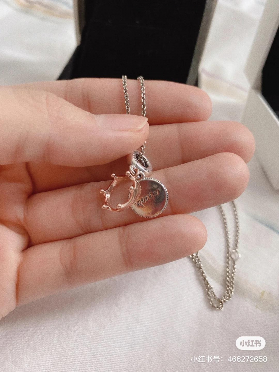 Pandora 女王冠冕项链 Rose Queen & Regal Crown Dangle 款式简单又不失优雅时髦感的一款链坠,细致的冠冕+镌刻上Queen字样的坠牌组合在一起,特别适合用来犒赏兼暖心叮咛自己:不做别人的公主,做自己的女王 ❤️