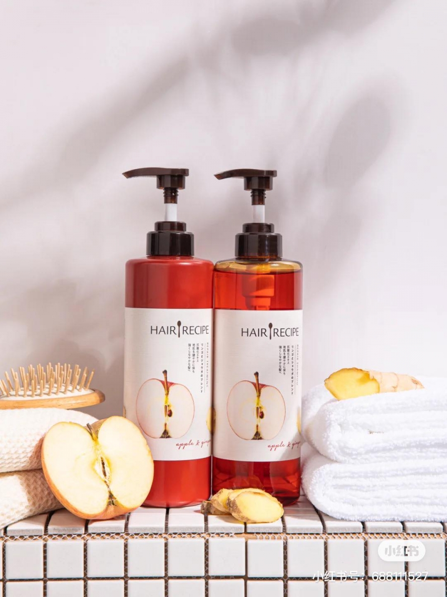 HAIR RECIPE Apple & Ginger Shampoo 苹果姜洗发水 以生姜作和苹果萃取为主要成分,前者的姜辣素可助强韧头发、健养发根、补充头皮营养,后者中蕴含的丰富维生素A和C可深层滋润秀发避免干枯毛躁,用过一段时间断发、发根扁塌问题有感获得改善~是近年讨论度很高也的一款开架洗发水。