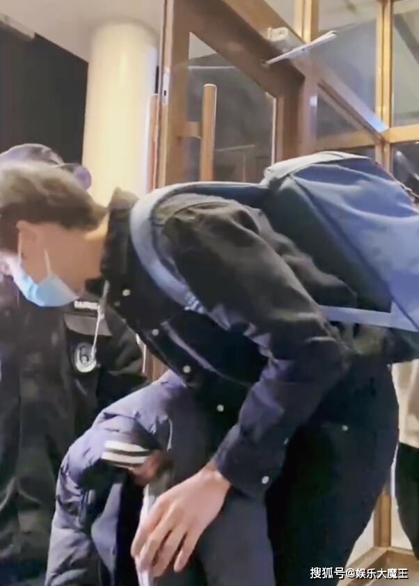 正式宣布退赛后,余景天也连夜离开大厂,全程鸭舌帽压得很低、低头不说话。据知当与景天听到门外粉丝和站姐们不断替他加油喊话:「余景天你特别棒,照顾好自己」、「我们都在,会一直陪着你」、「余景天,欢迎回家」,状态颇为憔悴的他上车前转头向粉丝们深深鞠躬,令粉丝大感心疼,更替距离实现梦想只有一步之遥的他感到惋惜。