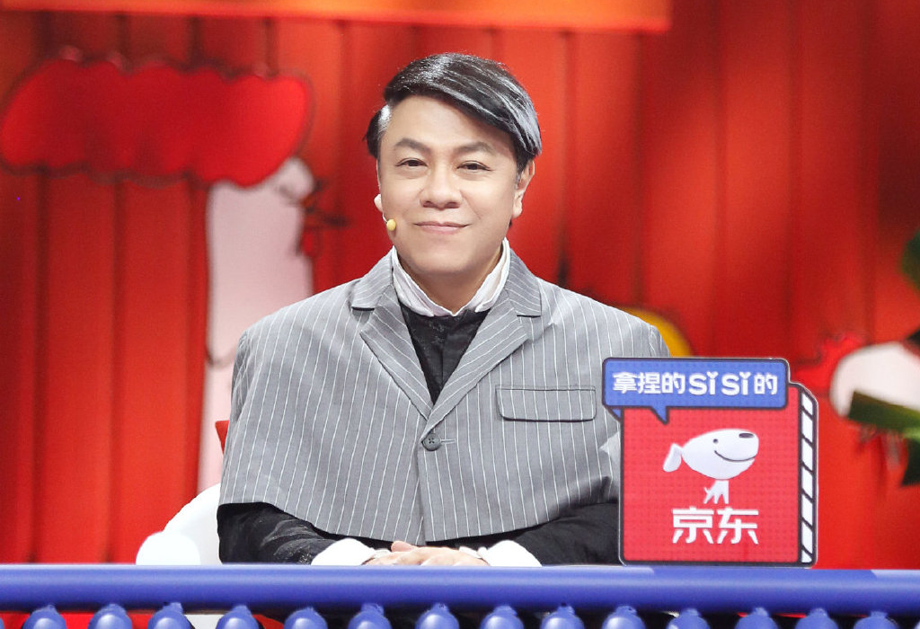 高情商、金句辈出的何炅和蔡康永分别在不同节目中都输出过许多职场打工人们值得参考和铭记于心的观点,今天就带大家一起来看看他们给职场人士们的忠告,希望大家在忙碌于工作、为生活打拼的同时,不要失去自己、要对自己的人生有“忧患意识”。 肯加班的才是勤劳好员工?蔡康永:人生不该只用来为工作卖命 996文化似乎成了许多工作领域的常态现象,但一定得要为公司无止尽加班,才等于自己真正付出了努力吗?并不见得。蔡康永在《奇葩说》一次有关996文化的辩题中发表了自己的观点,认为老板们不该为了实现自己的梦想把员工们都拖下水,还要员工为“卖命”感到荣幸、将工作当成人生唯一的意义。
