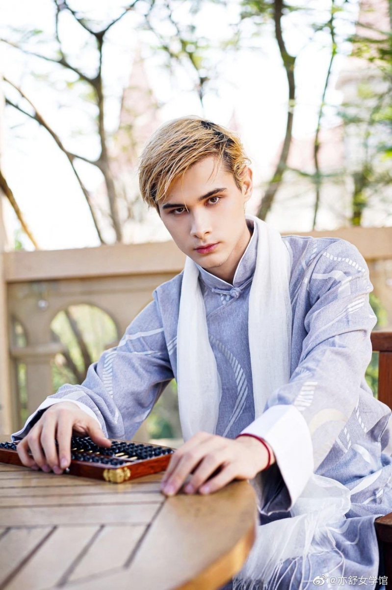 利老师果真是内娱圈仅此一人的最特别存在啊~不知道卫俊浩、弗拉季斯拉夫·伊凡诺夫接下来有没有打算继续营业呢?(笑)