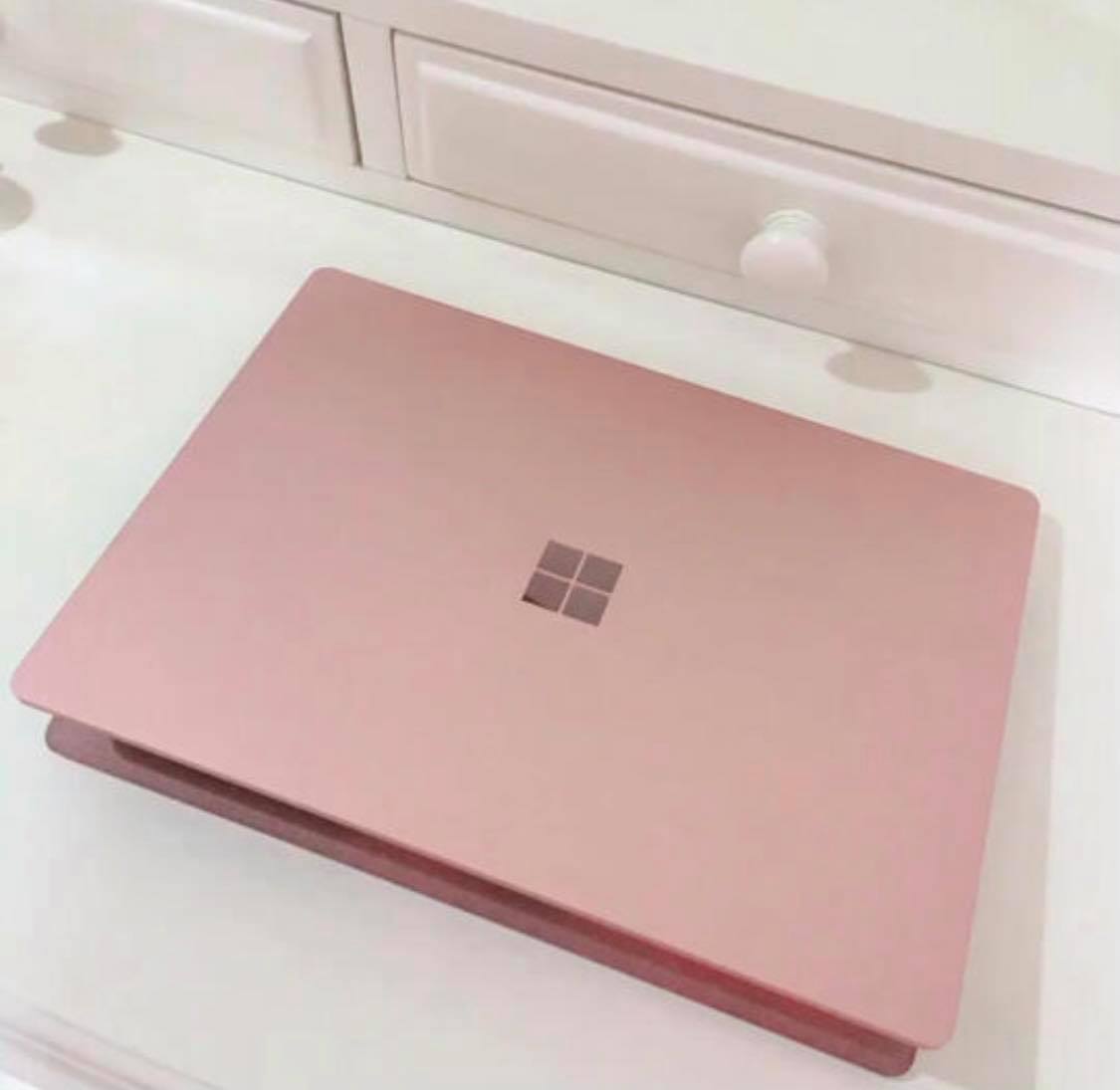 Microsoft Surface Laptop Go 主打随处可用超便携的Surface Laptop Go,月前新上市就在网上掀起热议!其中「冰雪蓝色」、「沙岩粉金色」大受女生消费群喜爱,Touch Screen触控屏幕、续航力长大13小时、重量仅1.1KG左右,重点是价格还很经济实惠。功能性部分,虽然不能做太重型的操作,但一般办公、做作业使用十分友好。