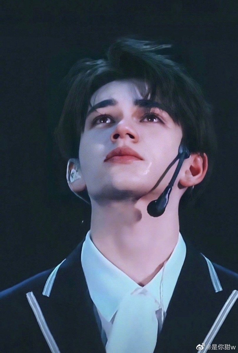 # 3 庆怜 今年《创造营2021》成团出道位共11名，遗憾卡位第12名的海外学员庆怜虽然人气和出道呼声极高，但最终还是无缘和好友米卡一起成团，决赛夜当晚俩人相拥而泣的画面也让粉丝们大感伤心。排名公布后不少网民粉丝替庆怜抱不平：「唱跳双废的第8名（张嘉元）是因为公司背景被预留的名额吧？」、「明明粉丝投票数据很高，当晚节目组说技术原因丢失部分数据很可疑，请节目组公正对待庆怜数据」，后援会也在决赛成绩出炉后提出维权声明。