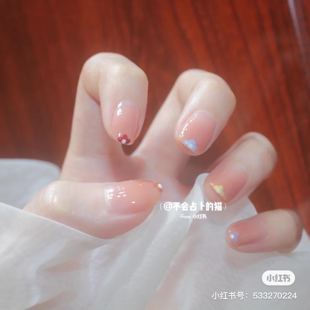 将可爱元素汇聚在指尖或甲缘部分部分，简单的来意外地好看有木有！