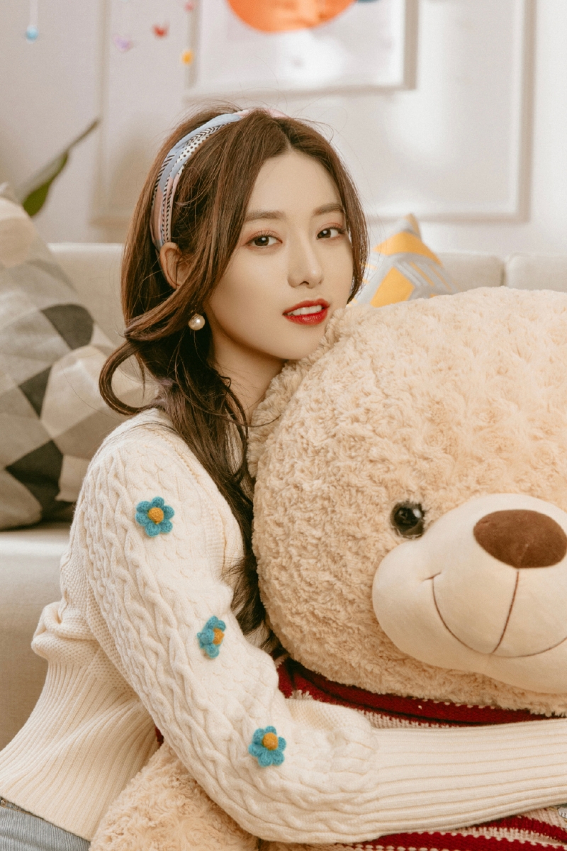 # 10 徐艺洋 《创造营2020》意难平选手徐艺洋外形亮眼、表演实力佳，加上个性直率可爱的她在节目中和老板黄子韬相爱相杀综艺感满满，观众缘、路人缘都极好。然而成团夜被后期排名直线飙升的选手张艺凡挤出前七，最终排名第8无缘成团出道非常可惜。落败后她发文道「我说过，做女团是我的初心，也一直是我一直以来的梦想，这个梦想在我心里从生根到发芽到开花，用了快8年时间，却没有结“果”。但是我想说，现在我没有遗憾了」，让不少粉丝替距离梦想只有一小步之遥的她大感惋惜，但同时也相信实力很棒的她以个人姿态闯荡也很合适，小姐姐绝对未来可期！