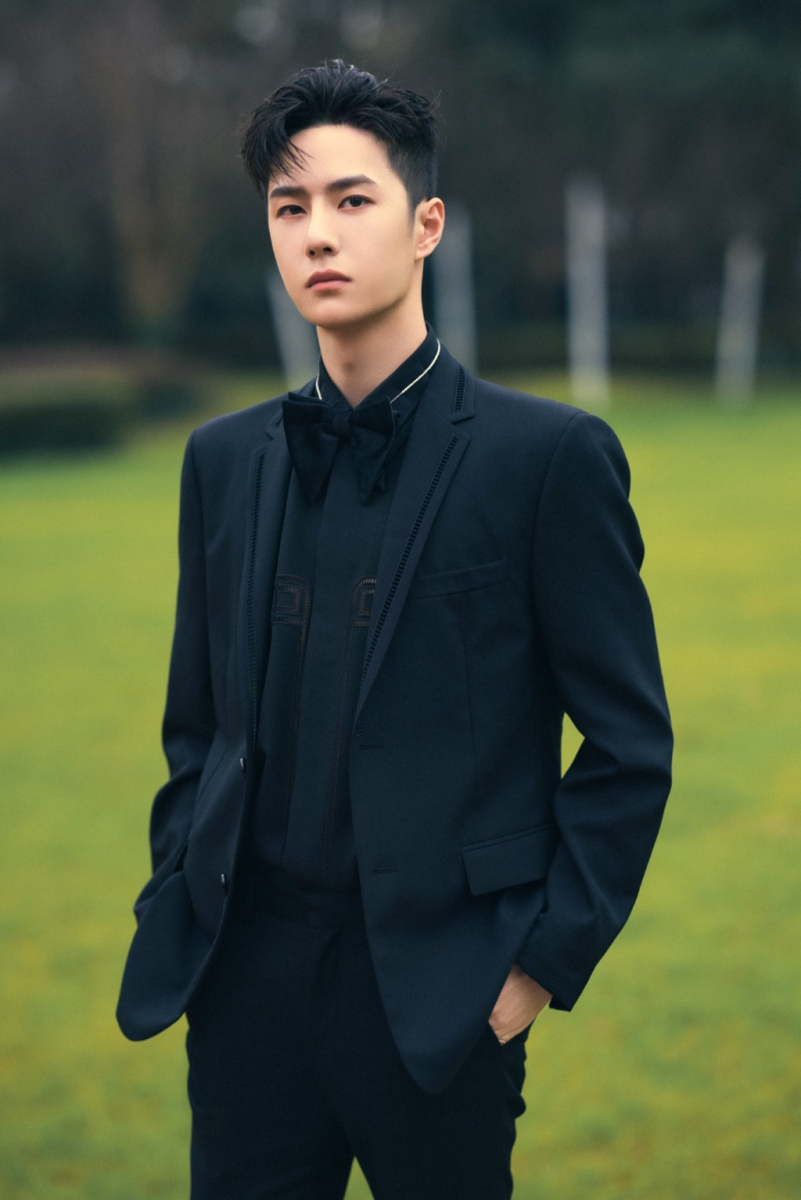 TOP 4 ：王一博    本次2021年度亚太区最佳艺人排行榜中高票当选No.4的王一博，近年除了参与多档综艺、选秀节目录制，也将重心放在了演戏上；演技见长不少的同时，挑剧本上也明显在为拓宽戏路、跳出偶像派、往实力派演员身份迈进做准备！期待耶波接下来的演绎表现～