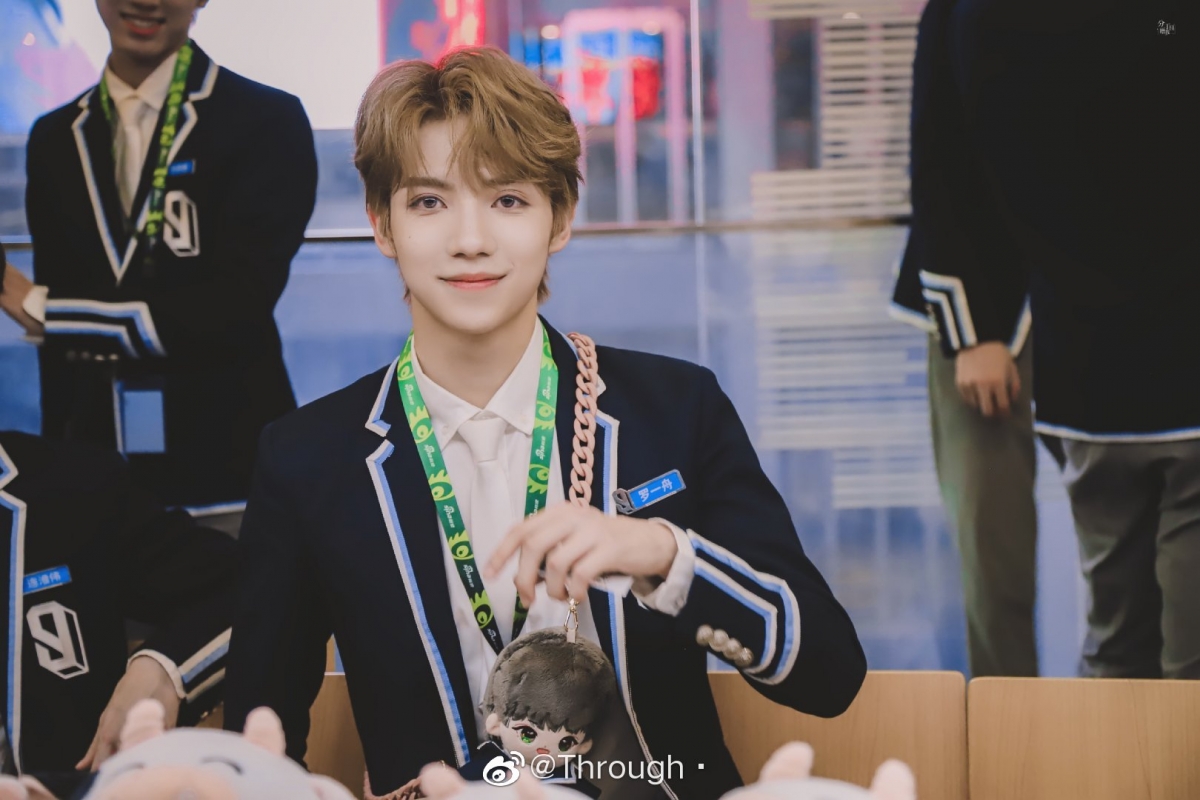 # 罗一舟回归校园被偶遇 在个人微博上依旧神隐没营业的罗一舟,日前有网民在中央戏剧学院偶遇他在去往置办饭卡的路上,似是将回归校园继续上课。