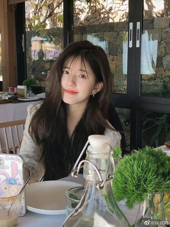 明明都有在好好洗头、抹护发素/护发油,给头皮和发丝做好保养工作,但依然被脱发问题困扰?除了洗护产品要选对,洗头发的方法也有讲究!下面马上来公开日本知名发型师推荐的「预防掉发洗头正确方法」,以及公认CP值非常高、防脱发效果明显的好用洗发水推荐,一起来看看「拒当秃头少女,养护出惊人发量」的秘诀: