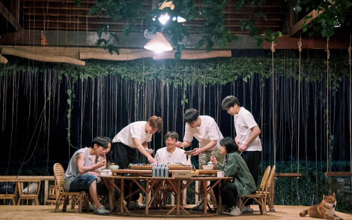 Q:(任嘉伦在节目中请教黄磊和何炅老师)你们有遇到那样的朋友吗?就是你们小时候关系很好,但是当你的事业越来越好,他觉得你们俩之间的距离越来越远,然后他自己就疏远你了...但我心里依然觉得他是我最好的朋友。 何炅:我有很多朋友,我很在乎身边的人,但是我从来没有一个奢望要把任何一个人留在我身边一辈子。还有一点很重要的是,有的人他来(到你生命里),就是来陪你一段。接受有人离开是常态。