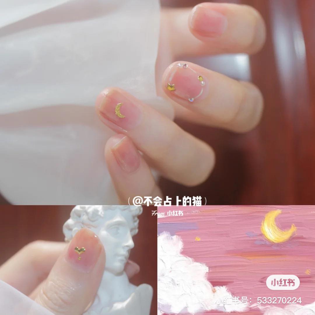 浪漫宇宙星月系 · 晶莹清透系美甲 星空元素是美编私心大爱款！无论是搭配晕染、晶灿灿的闪粉/晶石猫眼都浪漫非常，而且重点是这类型款式百搭不挑人，任何年龄层女生都合适～