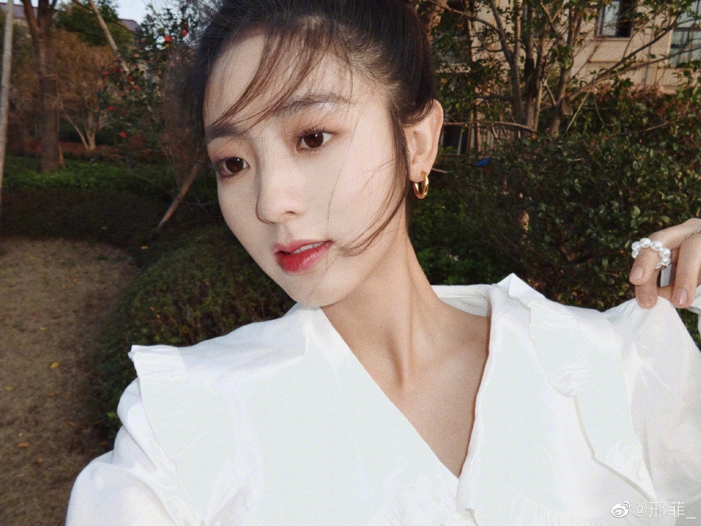 # 每天坚持喝的「美白水」 邢菲在小红书上分享过自己每天都会喝用水稀释过的柠檬原汁，摄取高维生素C的同时也能有效美白肌肤。胃不太好的女生建议不要空腹喝哦！