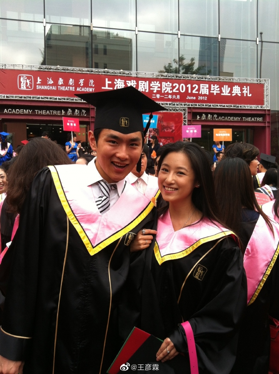 超高甜的俩人官宣结婚喜讯后,不少网民大赞:从学士服到婚纱、从校园到结婚的爱情...这才是520的正确打开方式吖!好甜~