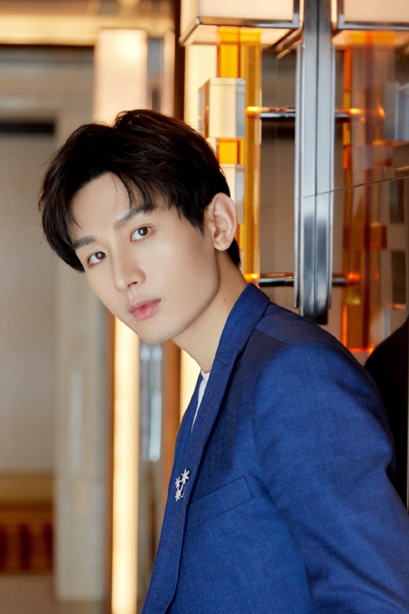 TOP 6 ：成毅    出道10年终于迎来爆红代表作《琉璃》的成毅堪称「十年磨一剑」，他的实力真的值得被更多人看见啊～他自去年人气暴涨后接获的新作品都很不错；和张予曦主演的古装剧《梦醒长安》、俩人二搭出演的时装剧《南风知我意》，以及目前和「超旺男主体质」的杨紫官宣主演古装剧《沉香如屑》，3部主演作品都很有爆款相！