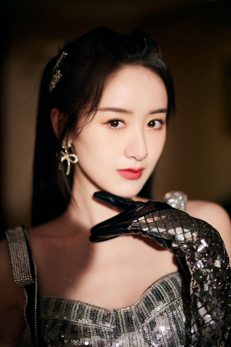 TOP 7 ：袁冰妍    出道以来资源普普的演员袁冰妍，去年终于凭借《琉璃》女主褚璇玑一角名气急升；但有了代表作《琉璃》之后，她和同剧搭档成毅相比起来，获得的资源确实一般啊！目前仅有缉毒剧《雷霆令》、郑业成主演的古装甜宠剧《祝卿好》共2部作品待播。