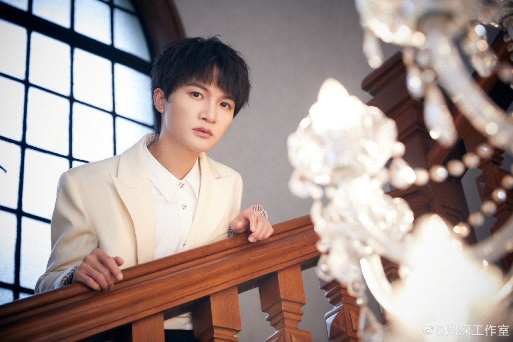 TOP 1 ：周深    本次排行榜中力压肖战、王一博等顶流男神登上TOP 1，票数多出肖战1个位数堪称「断层式」胜出的…正是才华洋溢的歌手周深！他参加《中国好声音》后凭借独特柔美嗓音崭露头角，后来逐步累积了多首广为人知的音乐作品，是公认的「陆剧OST高产大户」。此外也因超圈粉个性成了各大综艺、选秀节目的宠儿；去年更被中国媒体人评选为「最有好感艺人」，称他为主动cue流程、金句笑梗频频的「全自动采访达人」，即使当红也依旧没架子、没偶像包袱。最新一季《创造营2021》中周深担任导师也贡献了超多吸粉名场面。