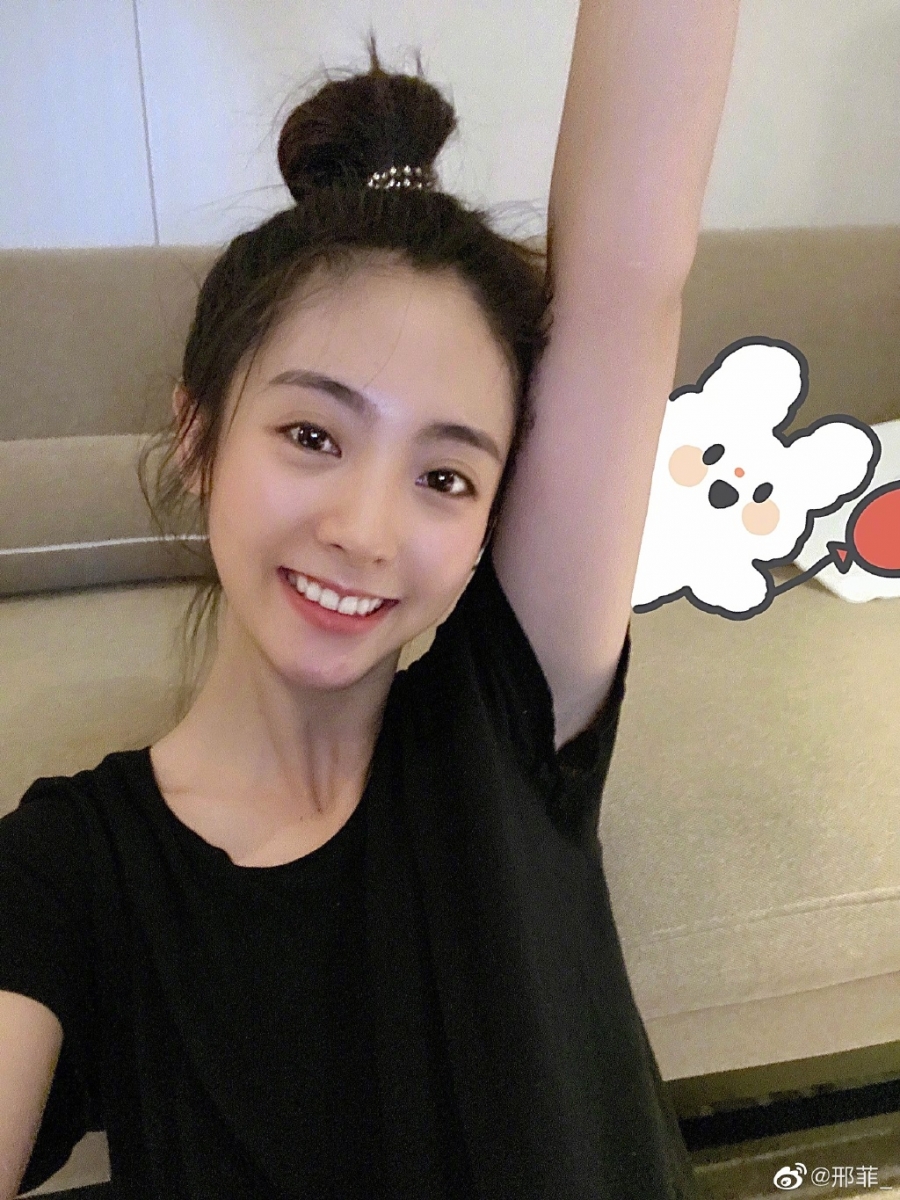 # 认真卸妆很重要 邢菲强调，认真卸妆的重要性不亚于日常护肤！她过去就曾因为卸妆马虎长了很多闭口和痘痘，用了很久时间才把好肌肤慢慢养回来～平日里她会先用卸妆油给全脸进行清卸，接着用温和但清洁力好的洁面乳彻底把脸洗干净。