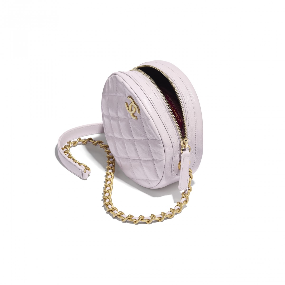 # 精品小圆包推荐 2 :CHANEL 雪花粉色小圆包 超级梦幻的「雪花粉色」CHANEL小圆饼包包,小羊皮材质搭配品牌经典的菱格纹设计,做工十分精巧高级,搭配上身绝对仙气满分!