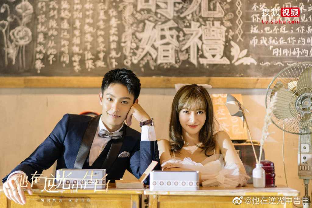 他在逆光中告白 | 豆瓣评分 6.4 没有高人气流量演员加持的《他在逆光中告白》凭原著知名度和自来水剧迷的支持出圈~一开分破7分以上让人很是惊喜,被看过剧的网民评价:「又土又甜又杀掉、节奏快、很上头」。据官博释出的消息,16集完结后原班人马还会有第二季和大家见面!喜欢这部剧的大家耐心期待吧~