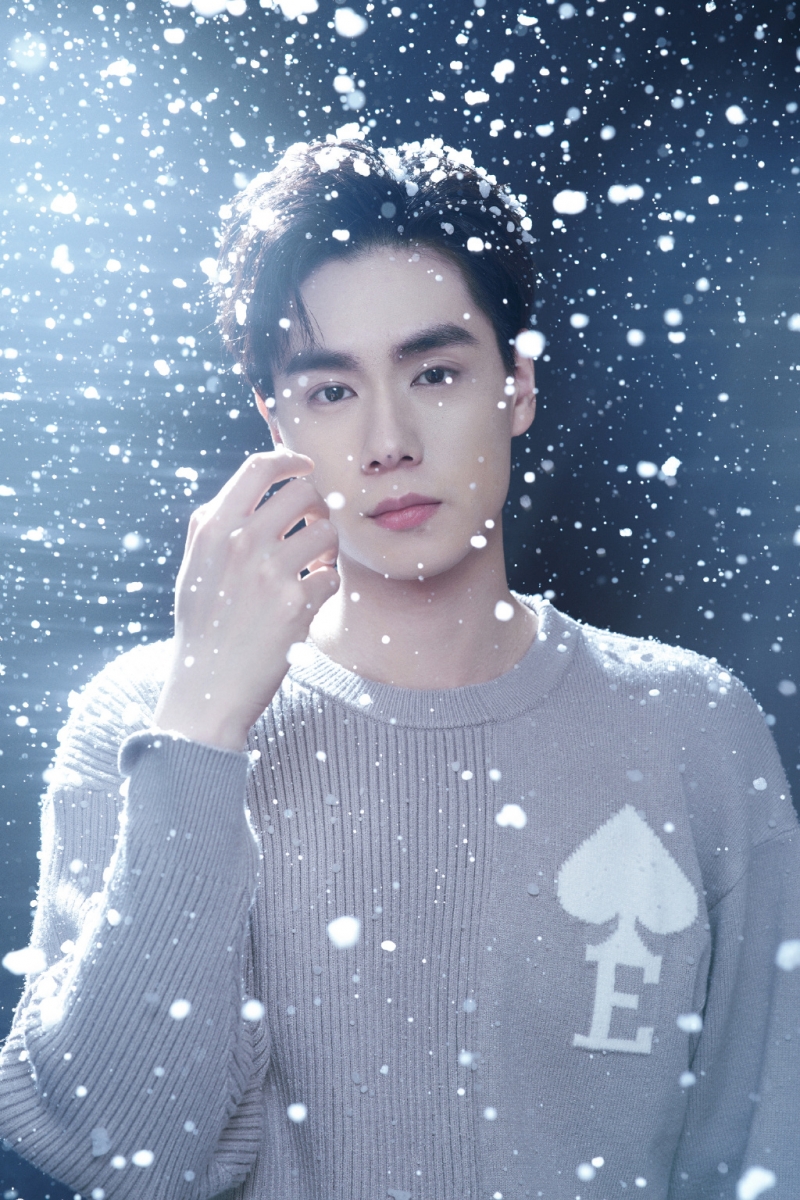 TOP 8 :胡一天 1993年出生的男神演员胡一天因为颜值超高、身高也有绝对优势,再有人推荐下进入模特行业拍摄广告为主;后来偶然被华策影视挖掘培训成演员。2017年他凭借《致我们单纯的小美好》正式大火,同年收获了「年度最具潜力男演员奖」认可;近年的《民国奇探》、《我的时代,你的时代》、《小风暴》等作品都表现不俗,演技也越来越自然了!