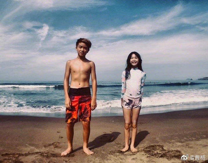 # Joe & Grace 「舅」和「包子姐姐」都长成帅气小少年和漂亮长腿美眉啦!特别是今年10岁的Grace暴风抽高,身高已经到爸爸的肩膀以上了,完全承袭了美妈咪速玲的长腿优越基因啊~