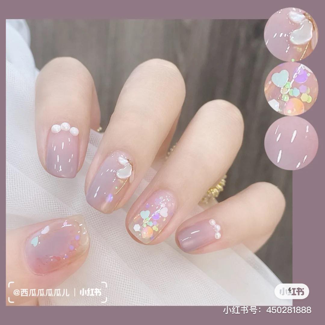 晶石猫眼/贝壳光 · 晶莹清透系美甲 特别显高级感的晶石猫眼、贝壳光元素，让十指甲面呈现的「水透感」更UP！光看都觉得很清爽消暑啊（笑）搭配晕染、跳色设计温柔又不失减龄女孩感。