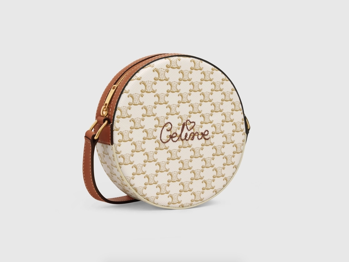 # 精品小圆包推荐 4 :CELINE 520限量款爱心草书刺绣小圆包 近日在各大平台掀起超狂热议的CELINE「520限量款爱心刺绣圆饼包」,相较其他限定款/经典款系列价格更实惠~廓形本身就自带减龄感的圆形包包,搭配上精美爱心+Celine品牌名刺绣,相信女生们都会招架不住啊~