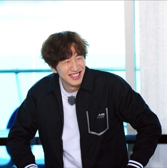 陪伴观众「奔跑」11年的李光洙真的非常敬业!也在这期间带给了大家满满欢笑声~此番因为健康因素考量从节目下车虽然令人倍感不舍,但还是祝福我们的亚洲王子早日康复、前程似锦!希望他在不久后能以最健康的姿态,回归节目和成员们再聚首 ❤️ 永远的7012、永远的成员李光洙、永远的Running Man,我们不说再见!