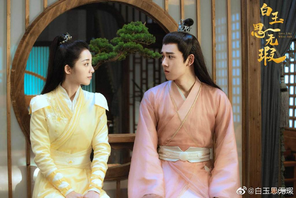 《白玉思无瑕》故事讲述男主角江白玉表面上是个吊儿郎当腹黑公子哥,实则另一身份是高冷大侠「沈青鲤」;女主角作为金牌侍女辅佐江白玉学文习武入仕为官,俩人从欢喜冤家逐渐相识相知。虽然剧情没有太多新意,但作为下饭小甜剧来看主演们的表现都不出戏,可以入坑~
