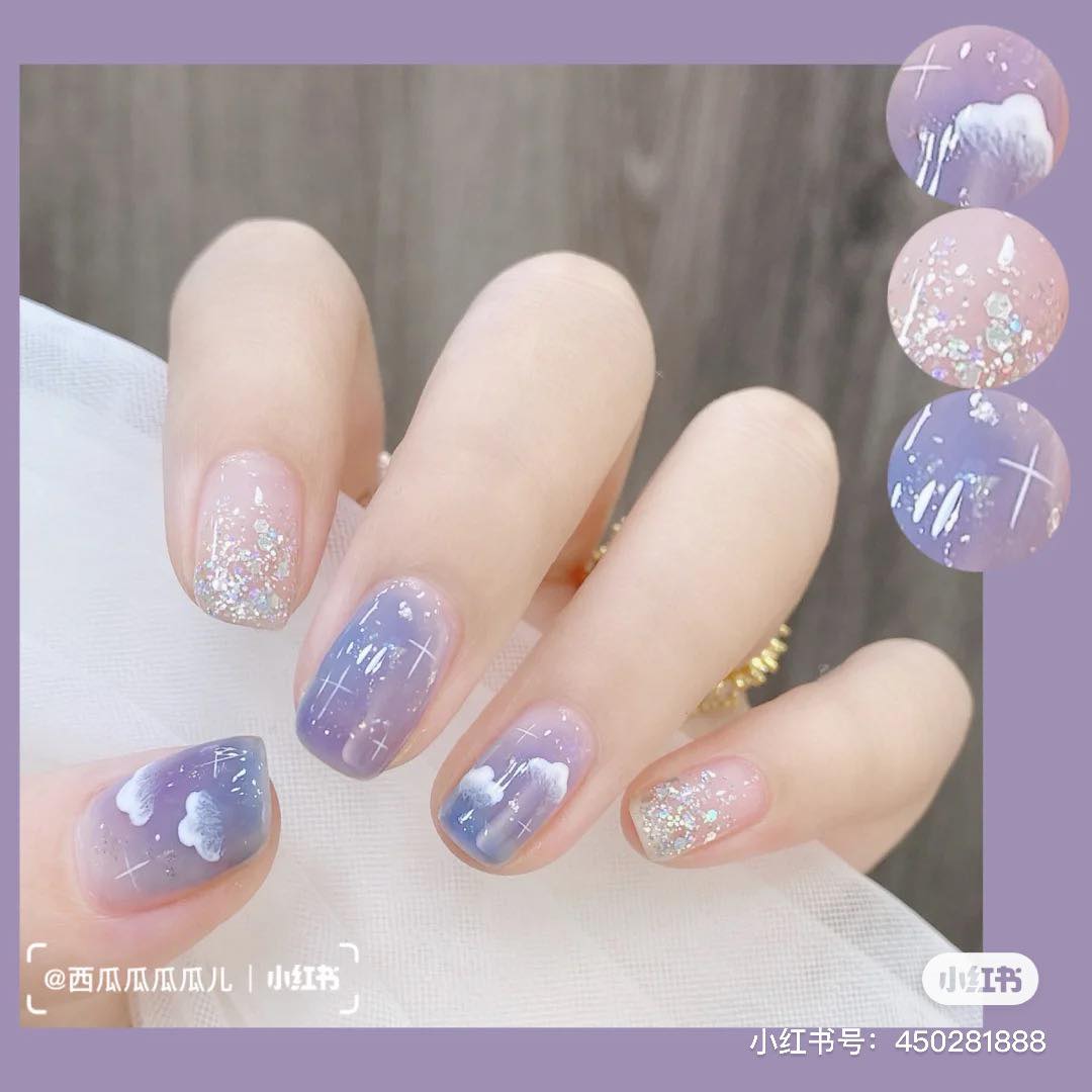 晶石猫眼/贝壳光 · 晶莹清透系美甲 特别显高级感的晶石猫眼、贝壳光元素,让十指甲面呈现的「水透感」更UP!光看都觉得很清爽消暑啊(笑)搭配晕染、跳色设计温柔又不失减龄女孩感。