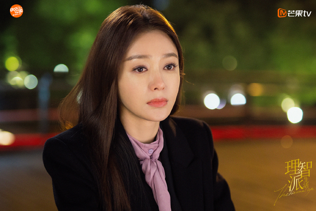 《理智派生活》剧情写实，获赞不输去年爆火的女性必追剧《三十而已》；不少网民看过理智派生活后也大赞秦岚完美演绎了年龄即将奔3、30+岁女性的内心真实感受，台词里关于人生、职场和爱情的写实体悟更是句句扎心！特别是「名牌包背后的生活我负担不起」这段话，在各大平台点击率和播放量都极高： 「我当然可以咬咬牙给自己买个名牌包，可是背着这么贵的名牌包，我今后还怎么穿我平时穿的那些普普通通的衣服，甚至有些邋遢的衣服；我是不是就要买名牌衣服、名牌鞋、甚至是名牌表。等这些都置办齐了，我还怎么每天去挤公交车、去坐地铁啊？那我是不是还要给自己买一辆私家车，有了车之后是不是不能像从前一样，再跟别人合租了？我是不是要选一个更好的小区，再租一个更好的房子？一个名牌包，我努努力可以负担得起；但是名牌包背后的生活，我假装不起。」