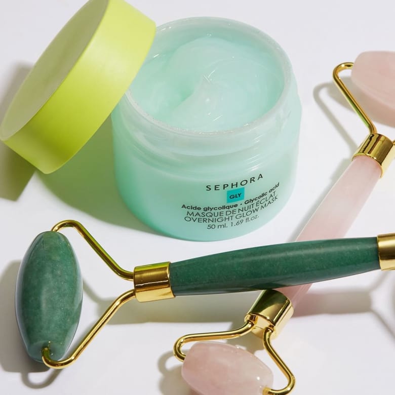 SEPHORA COLLECTION Overnight Glow Mask 夜间修复面膜 如果你的肌肤有角质堆积、暗哑蜡黄无光彩的问题,这款蕴含Glycolic Acid乙醇酸以及透明质酸的睡眠面膜,可以良好帮助净彻皮肤角质层。而且它含有抚平细纹、提亮肤色和增强肌肤润泽感效果,轻松帮你「睡」出好肌肤!